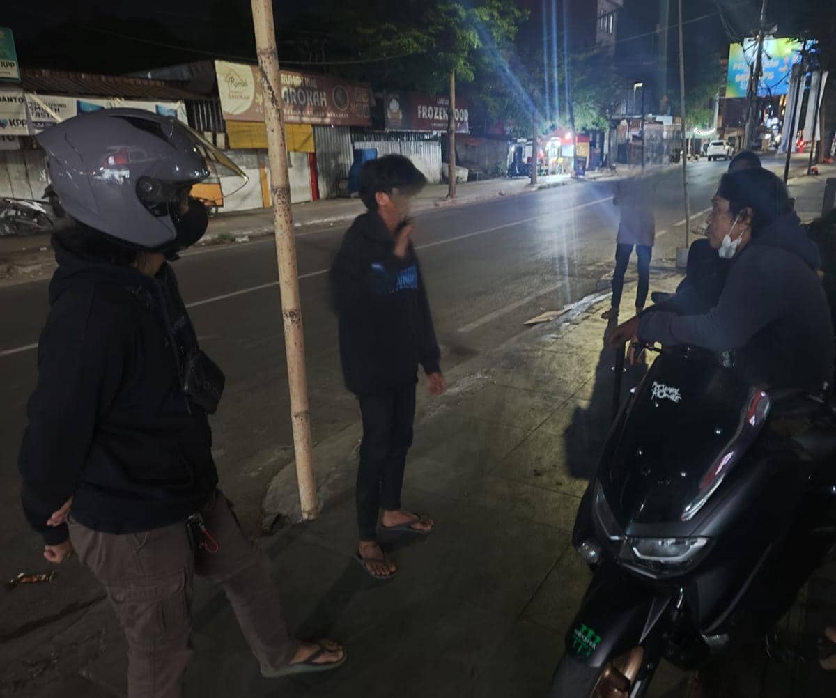 Pelaku sekaligus teman korban (tengah) yang melepaskan anak panah ke bagian kepala korban. Dok. Istimewa