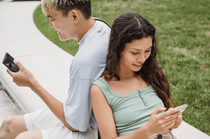 Sering Posting Pacar di Media Sosial, Ternyata Bisa Punya Arti Ini