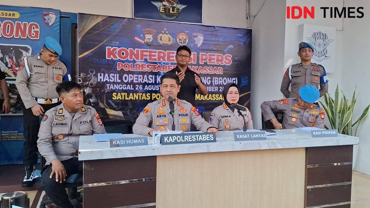 Kapolrestabes Makassar, Kombes Pol Arya Perdana saat rilis penyitaan kendaraan yang menggunakan knalpot brong, Senin (7/9/2026). IDN Times/D