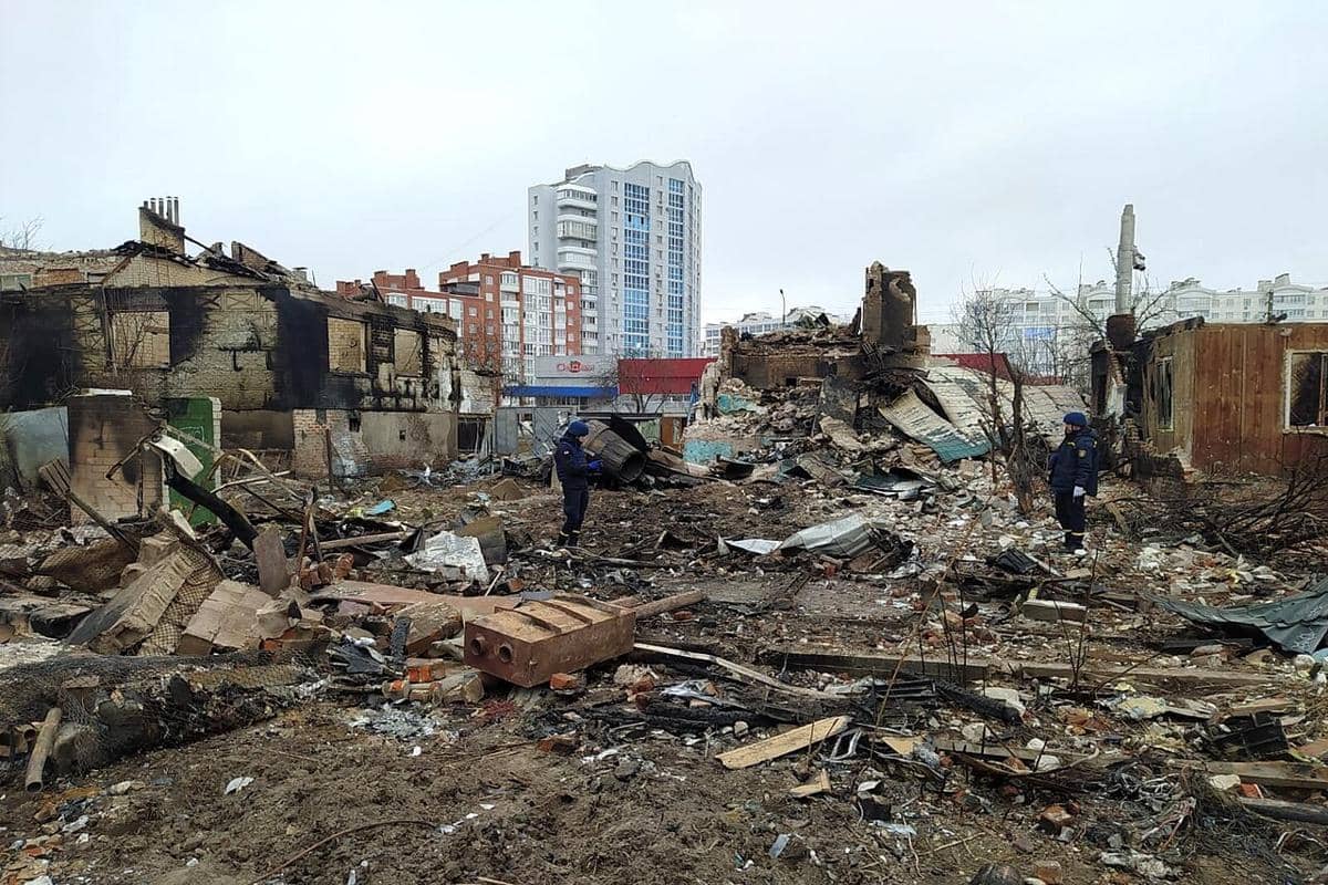 Petugas darurat Ukraina buang bom Rusia di lokasi jatuhnya Sukhoi Su-34, Chernihiv, 2022.