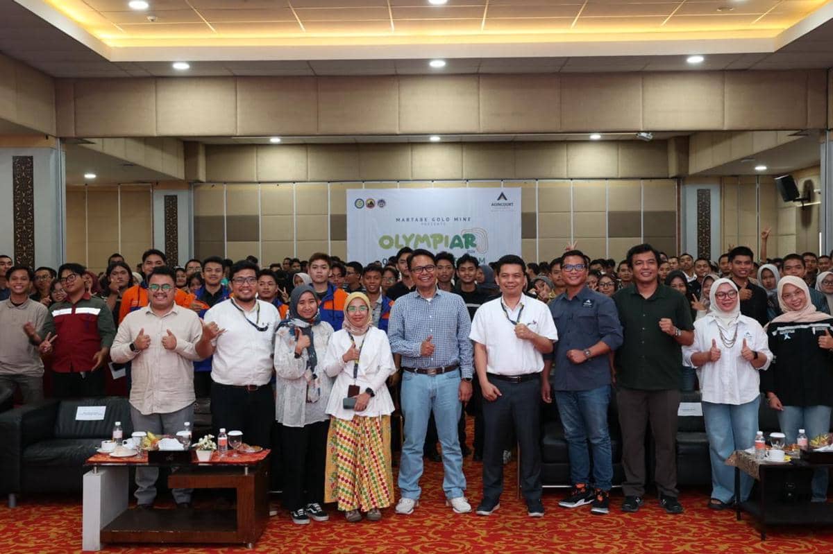 Mahasiswa pertambangan UNP berfoto befsama tim PTAR (Foto: IDN Times/Halbert Caniago)