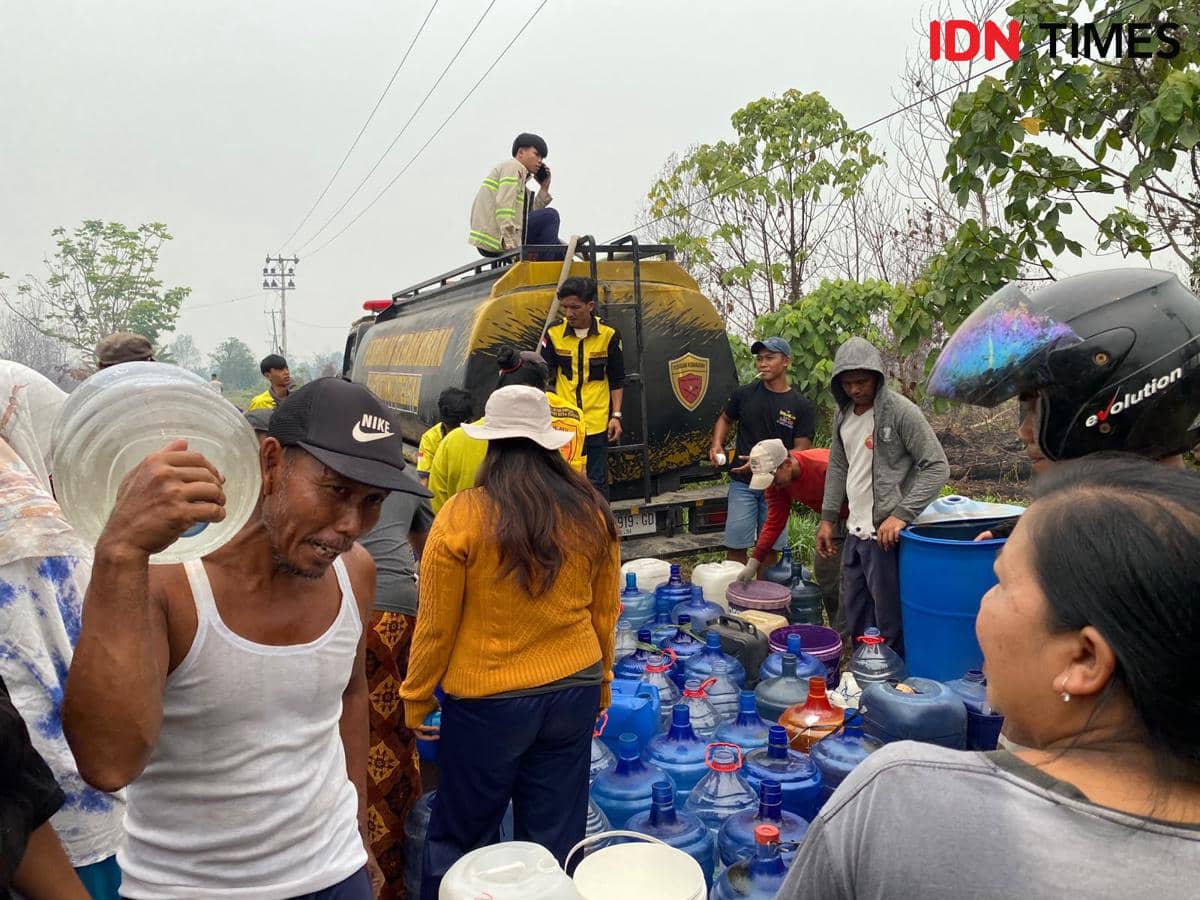 Air PDAM Pontianak Terasa Asin, Warga Terpaksa Berebut Air Bersih