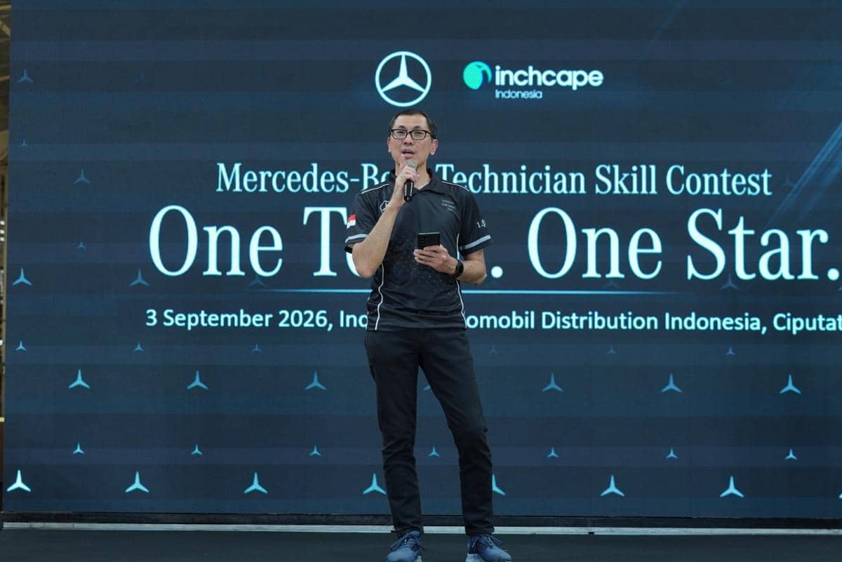 Sejumlah mekanik mengikuti kompetisi mekanik yang digelar Mercedes-Benz dalam kegiatan otomotif.