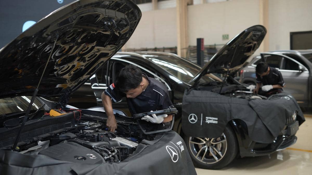 Lima finalis menjalani berbagai simulasi dalam kegiatan untuk menjaga kualitas layanan kepada pelanggan.