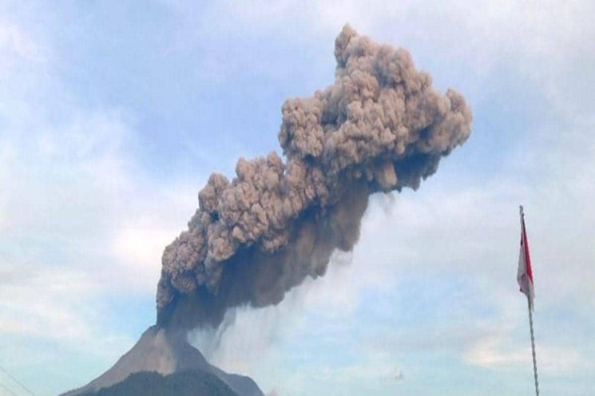 Visual erupsi Gunung Lewotobi Laki-laki di Flores Timur, NTT, Minggu (16/6/2024) dengan ketinggian 1.000 meter di atas puncak. (ANTARA/HO-PV