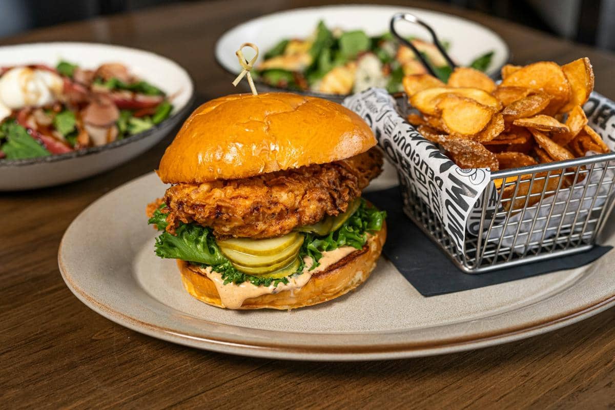 Resep Black Pepper Chicken Sandwich, Ada Bacon hingga Saus Ranch!