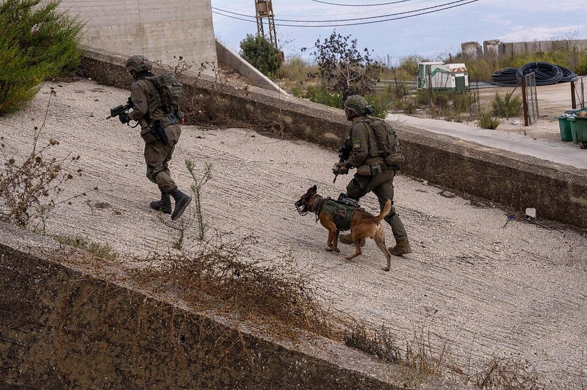 Pasukan IDF dari Brigade Komando, Terjun Payung, dan Brigade 7 lakukan operasi darat di Lebanon selatan.