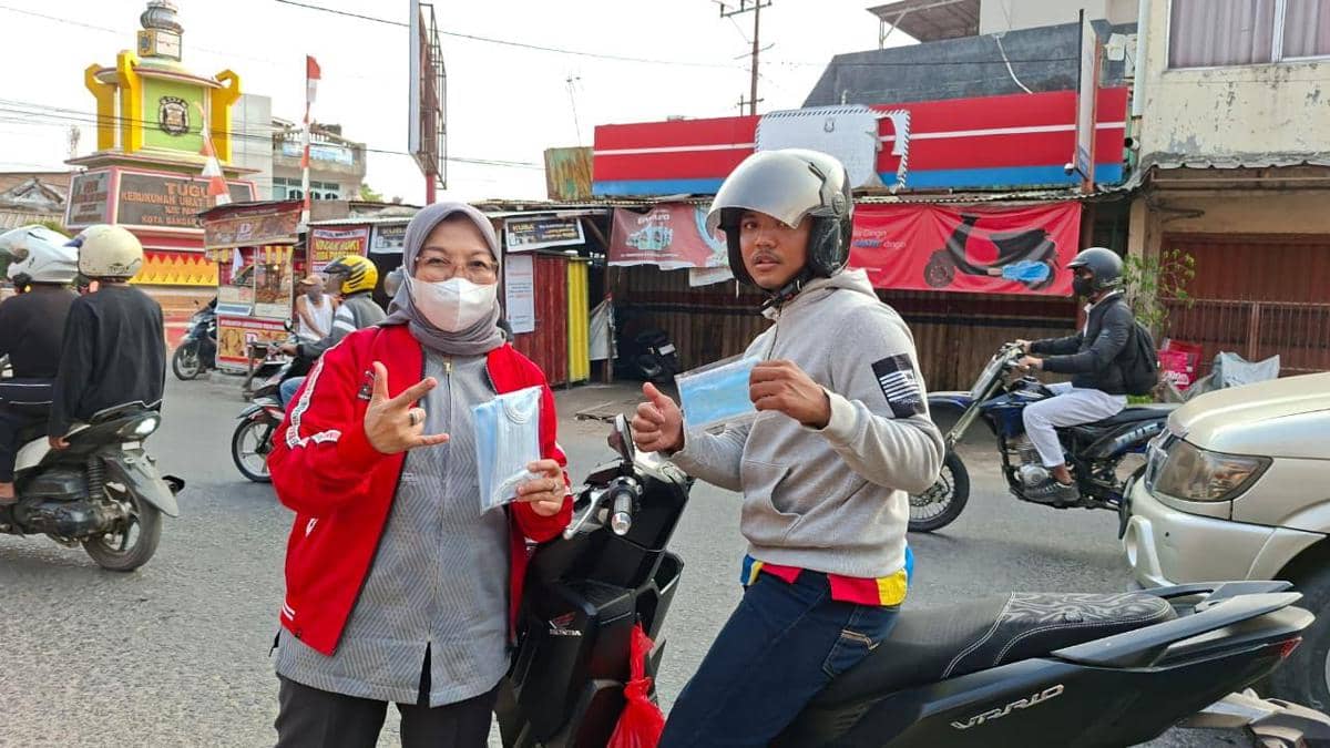 Cegah Abu Vulkanik GAK, Kostiana Bagikan Masker Gratis ke Masyarakat