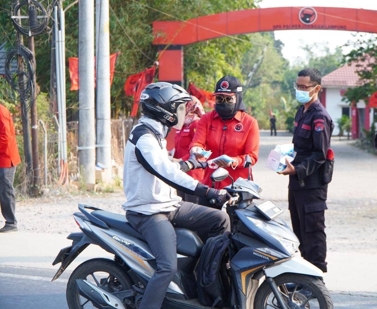 Cegah Dampak Erupsi Anak Krakatau, PDIP Lampung Bagi Masker Gratis
