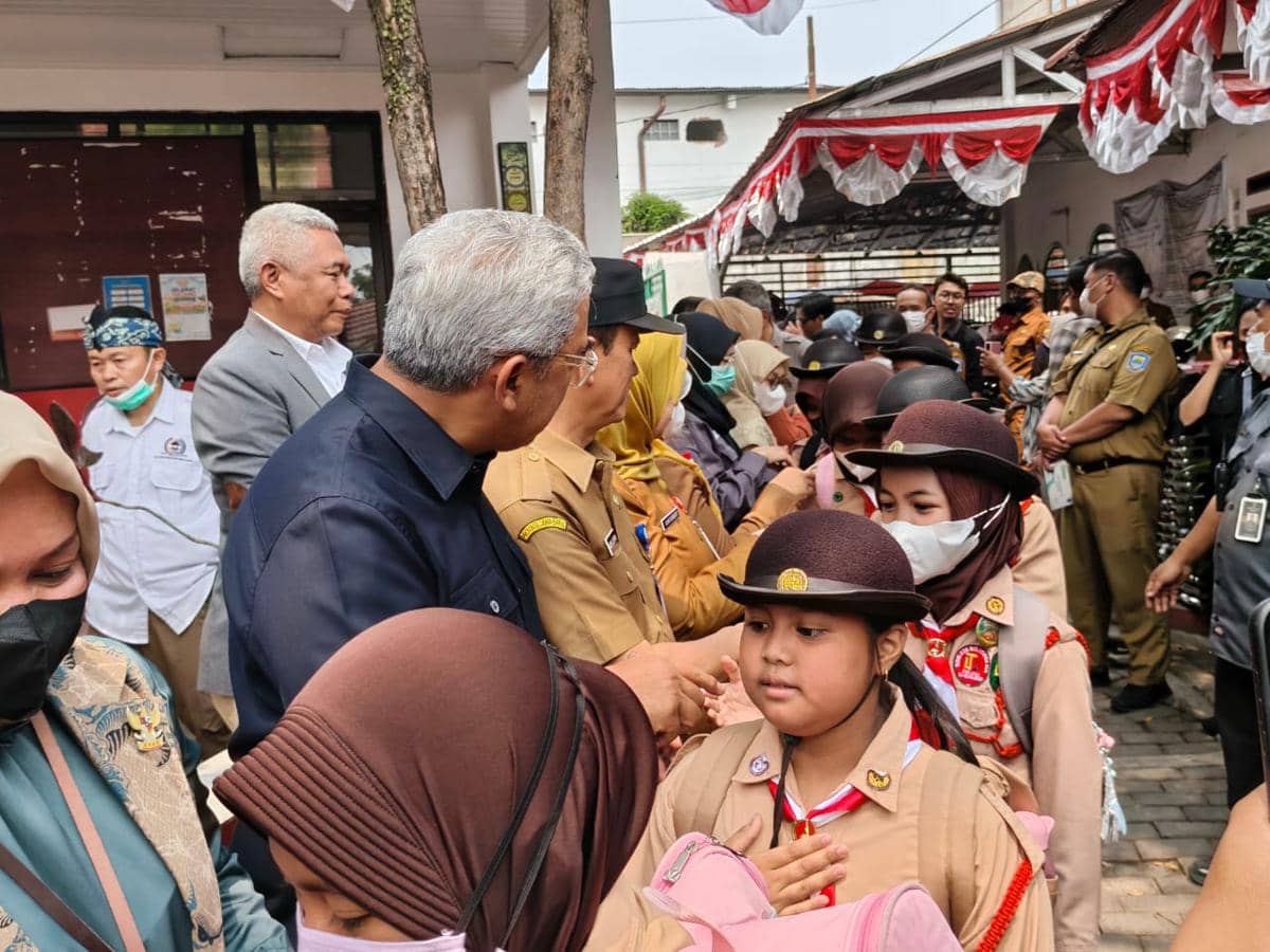 Walkot Farhan Iringi Pemindahan KBM 945 Siswa SDN 026 Cibaduyut