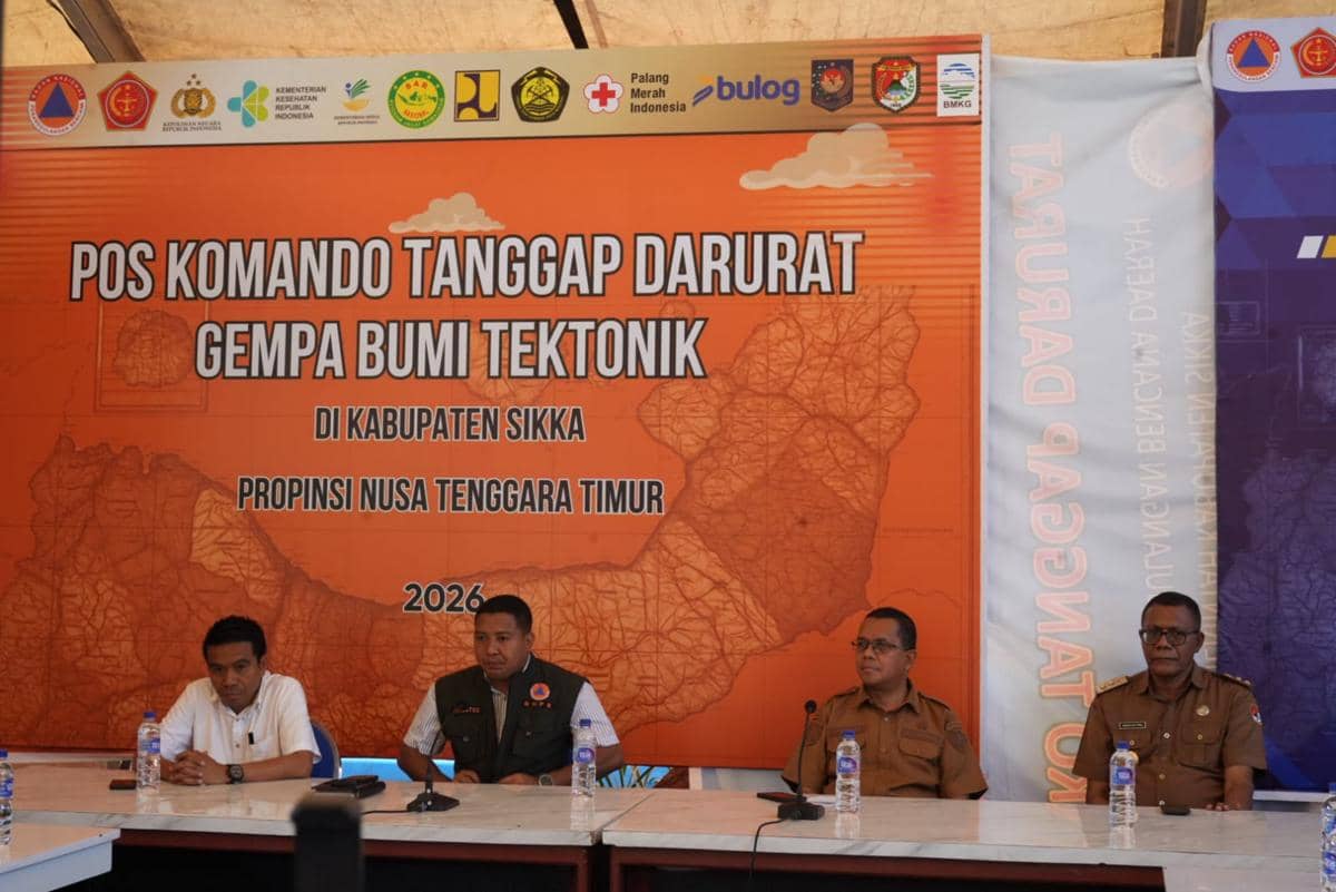 Pejabat Pemprov NTT dan Pemkab Sikka mengikuti rapat penanganan pascabencana gempa di ruang pertemuan.