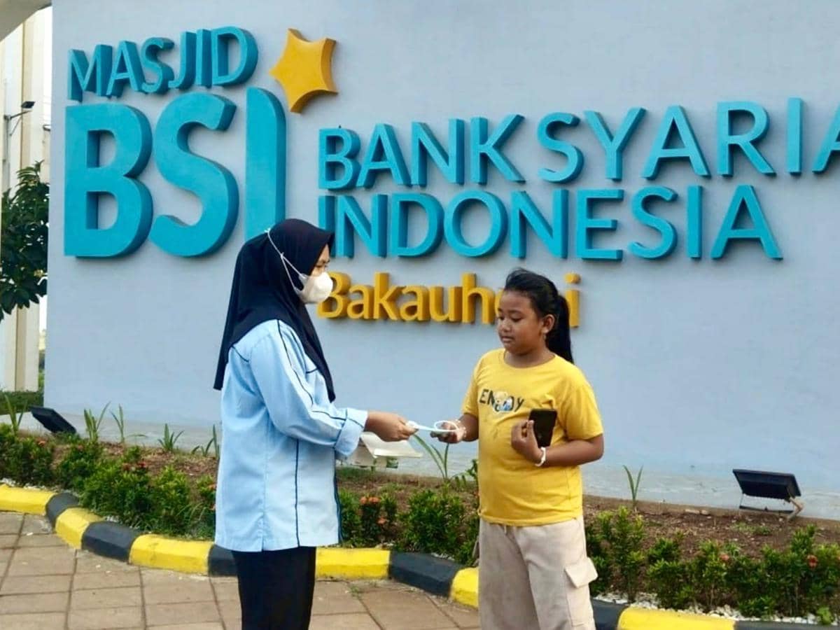 BSI Bagikan Masker Gratis di Wilayah Terdampak Abu Vulkanik Krakatau