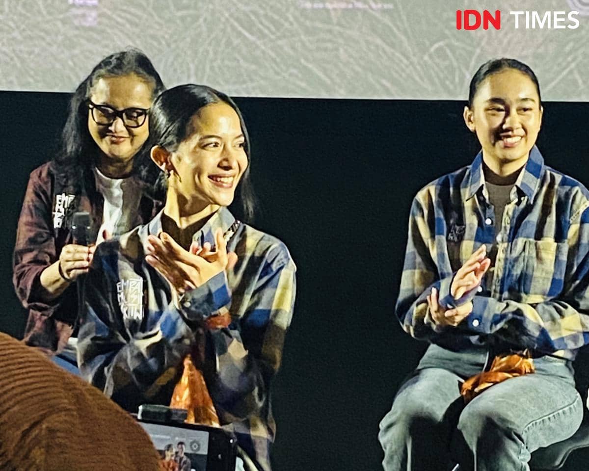 Para pihak menghadiri konferensi pers perilisan poster dan trailer film Empat Musim Pertiwi dalam acara promosi.