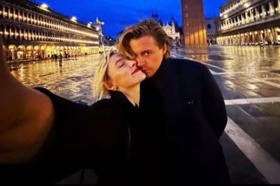 Saoirse Ronan dan Jack Lowden berpose selfie bersama dengan senyum lembut dalam unggahan Instagram Jack Lowden.
