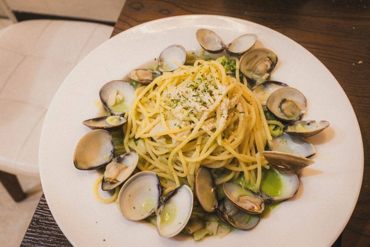 Ilustrasi semangkuk pasta kerang ala Prancis, hidangan laut dengan pasta yang disajikan sebagai sajian utama.