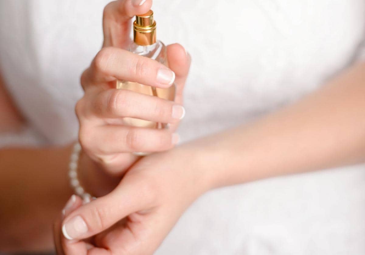 ilustrasi menggosok parfum