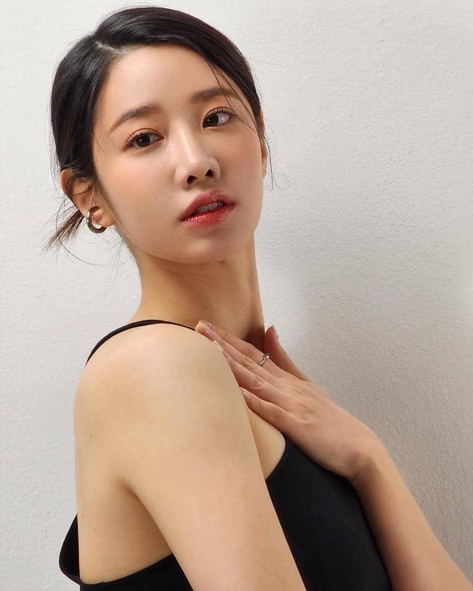 potret Shin Ji Won