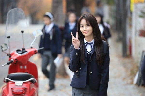 Potongan adegan serial Korea Love Alarm produksi Netflix dengan para karakter dalam suasana dramatis di layar.