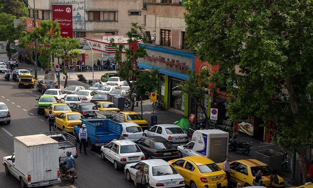potret antrean pengisian bensin di Teheran