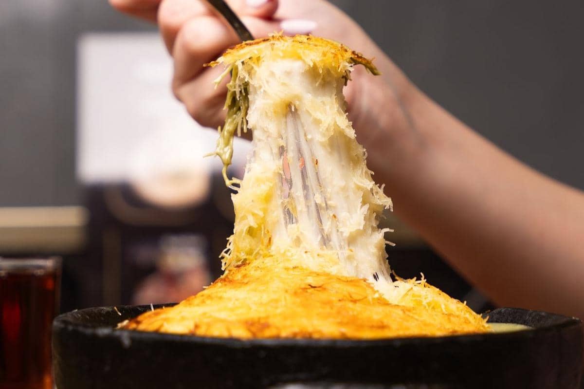 ilustrasi mac and cheese ekstra keju yang creamy dan tinggi protein
