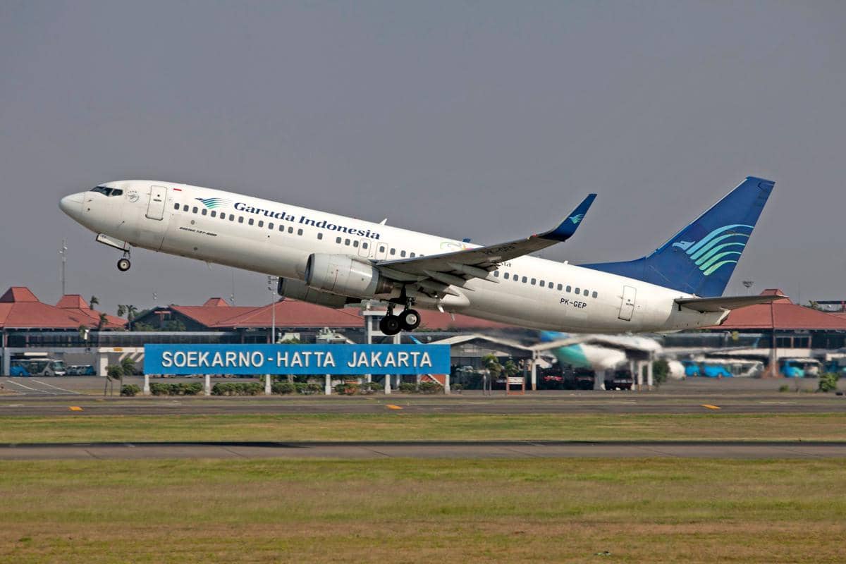 Pesawat Garuda Indonesia lepas landas dari Bandara Internasional Soekarno-Hatta, Tangerang, Banten.