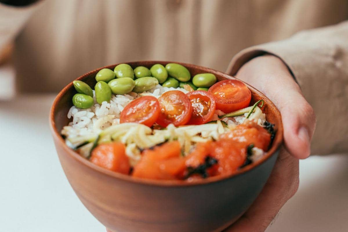ilustrasi salmon rice bowl