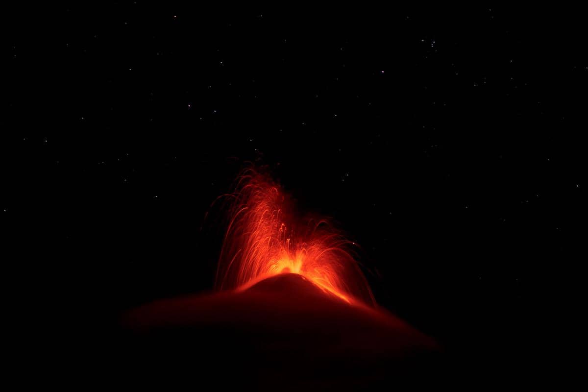 ilustrasi erupsi gunung