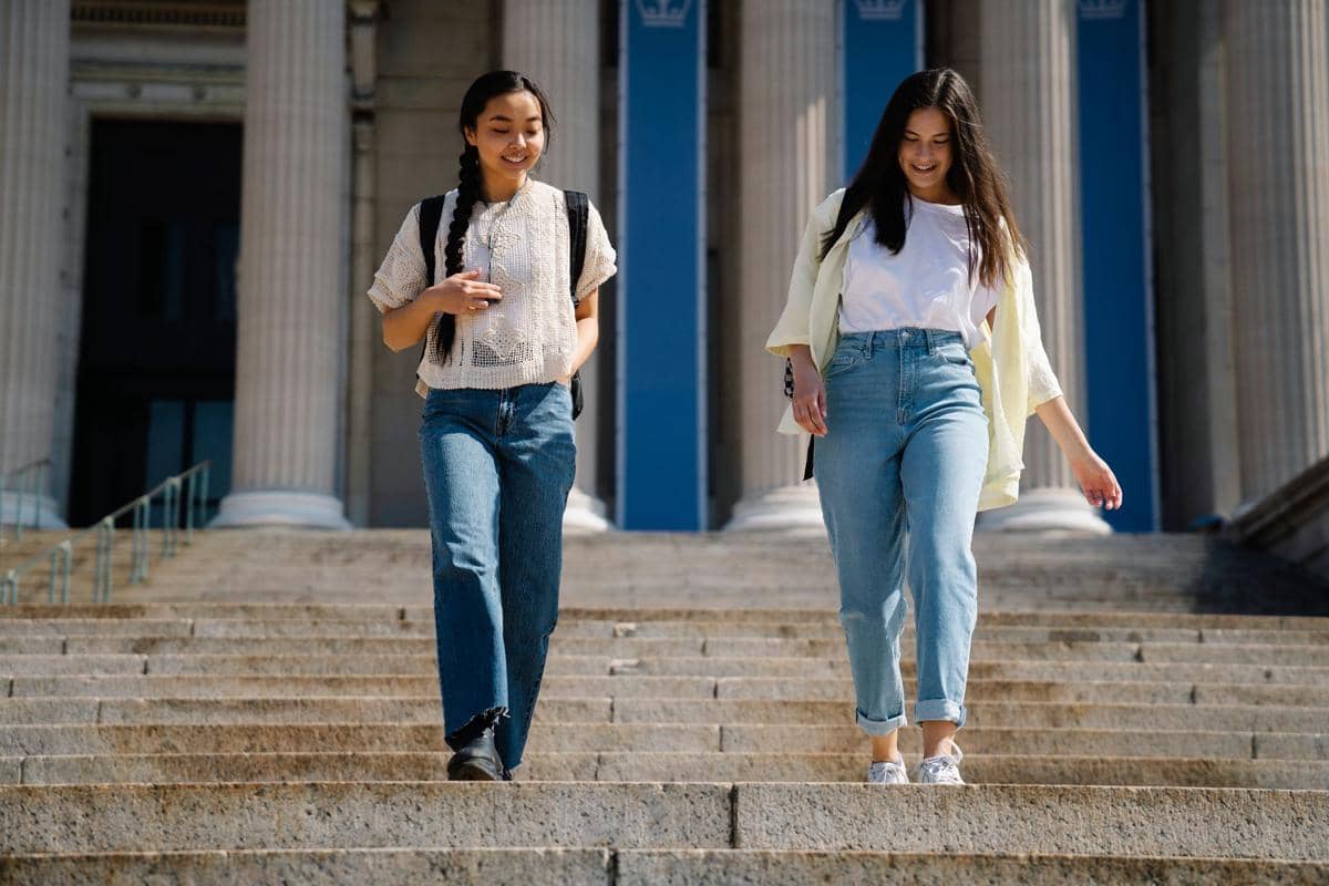 Wanita mengenakan jeans