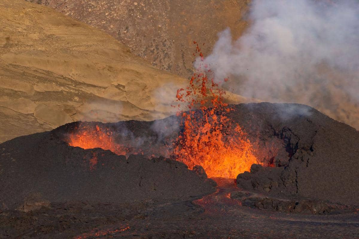 ilustrasi erupsi gunung api