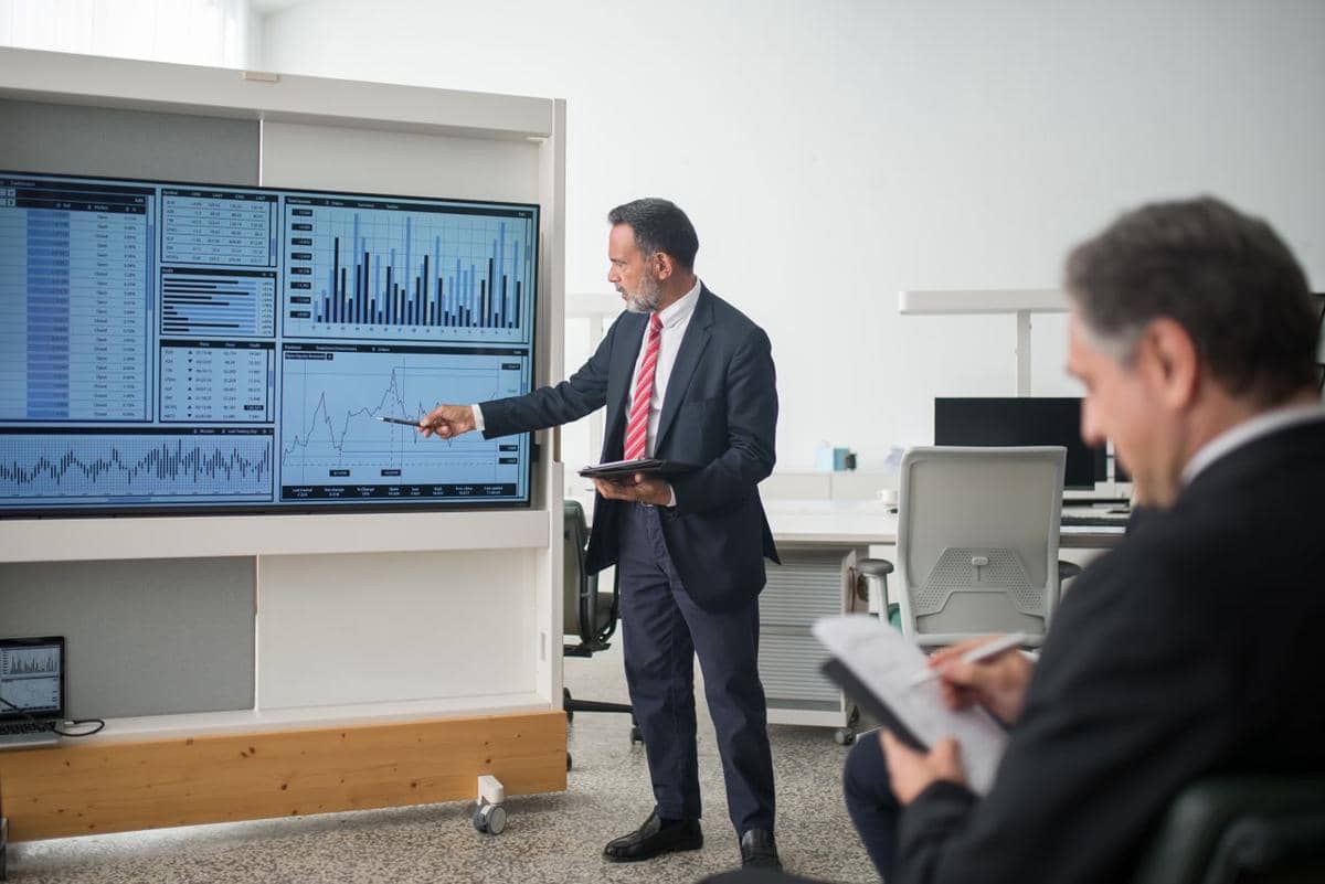 ilustrasi seorang profesional melakukan presentasi analisis data di lingkungan kantor