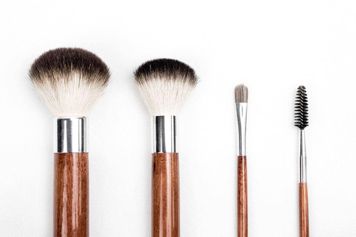 ilustrasi membersihkan halaman buku dengan kuas makeup