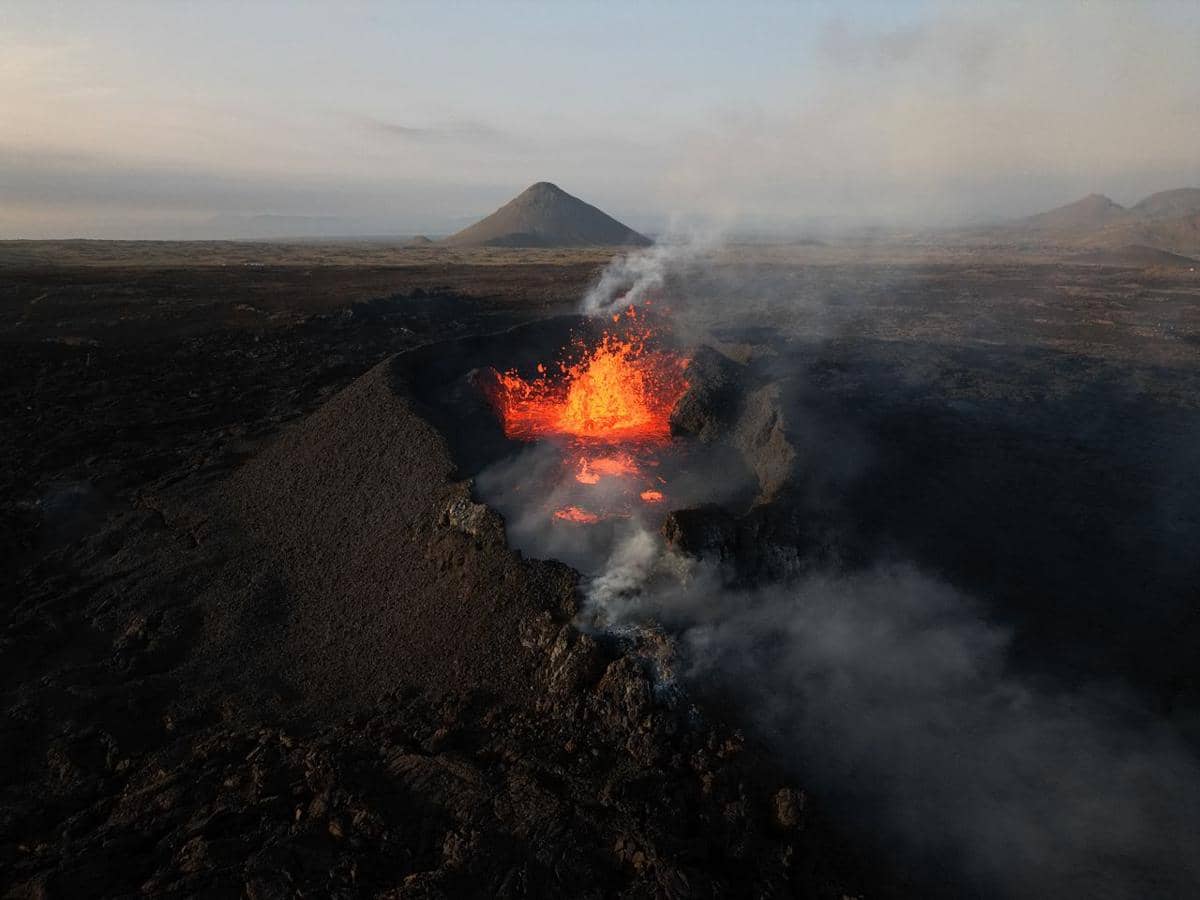 3 Perbedaan Erupsi Strombolian dan Erupsi Menerus Anak Krakatau
