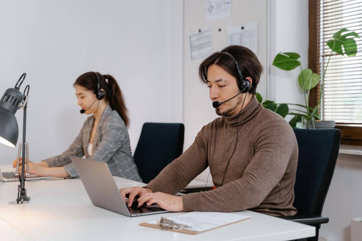 ilustrasi kerja customer service