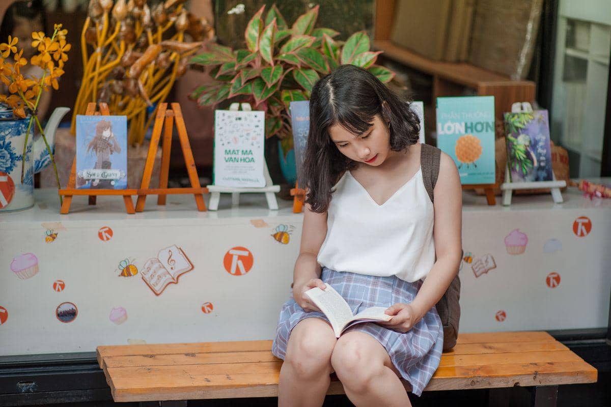 5 Trik Thrifting Buku Impor Murah, Rak Auto Kece dan Dompet Aman!