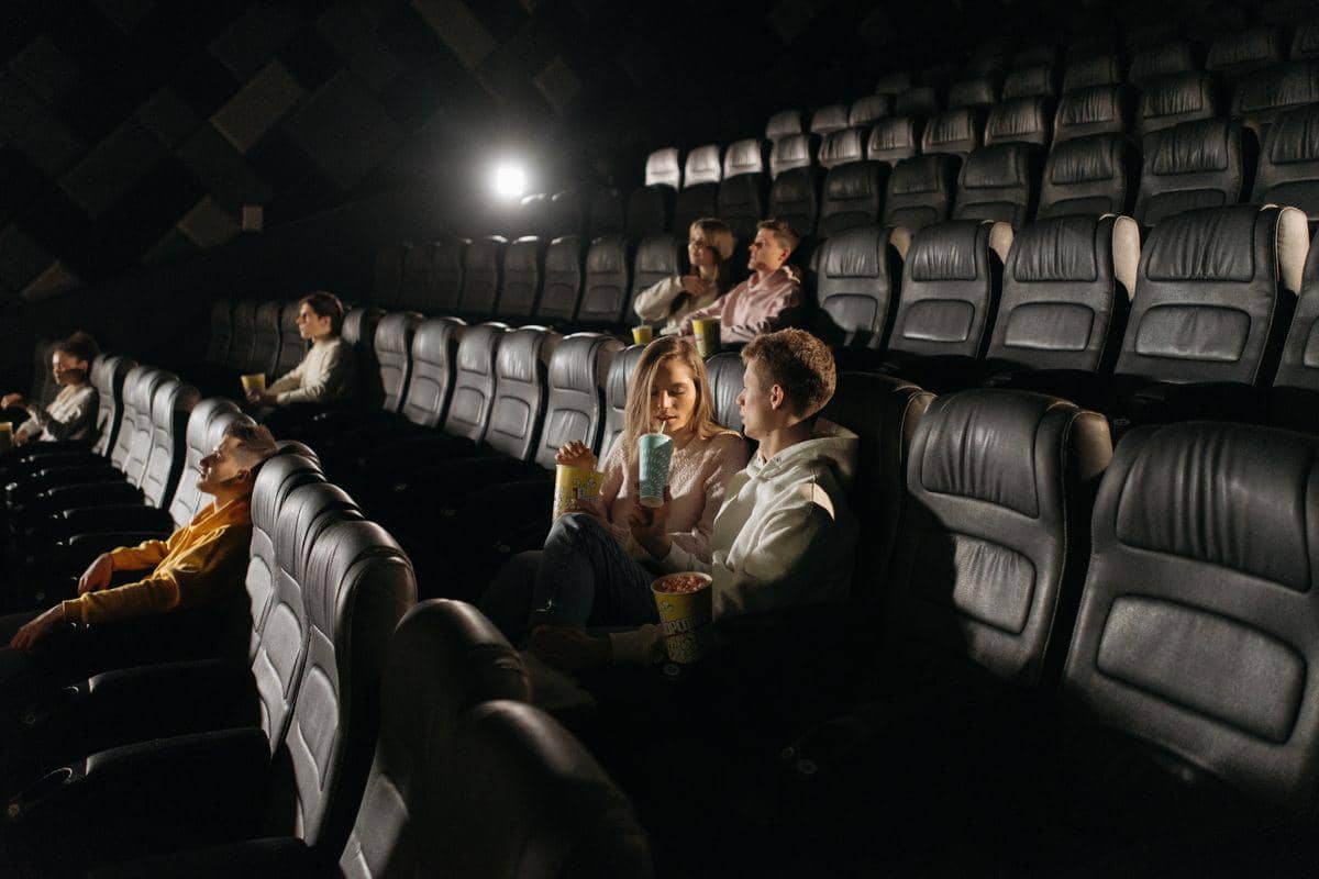 ilustrasi nonton bioskop