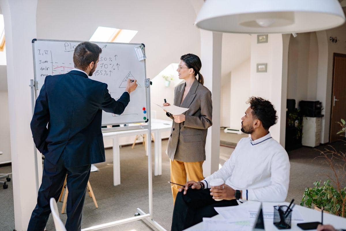 5 Strategi Corporate Survival untuk Introver di Dunia Kerja