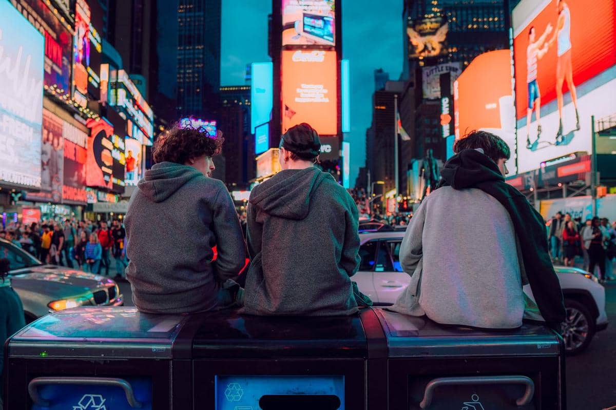 ilustrasi anak muda, crowd, hangout, kumpul bareng teman, New York, Amerika Serikat