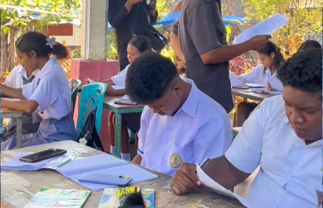 Siswa SMA St. Gabriel Maumere mengikuti pembelajaran pascagempa saat peninjauan Gubernur NTT di Sikka.