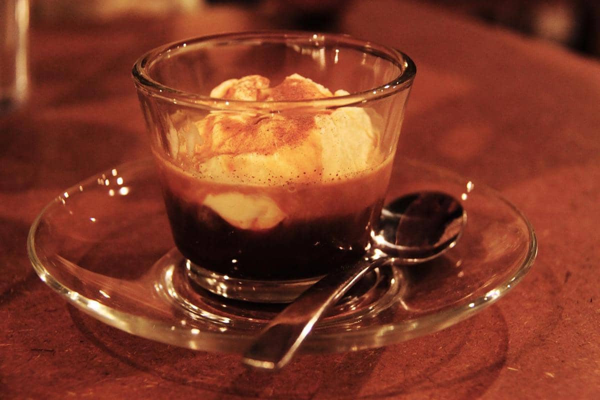ilustrasi hojicha affogato 