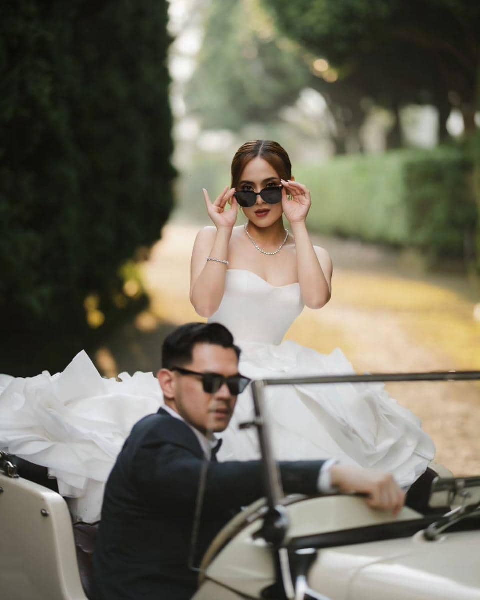 Jerry dan Fani MCI berpose mesra dalam sesi foto prewedding sebagai inspirasi pasangan menjelang pernikahan.