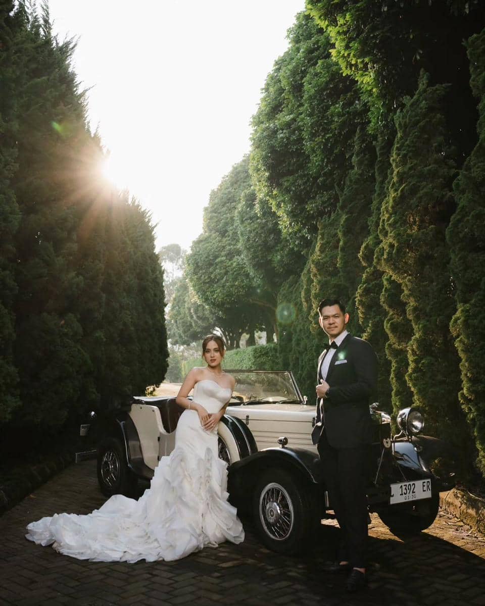 Jerry dan Fani MCI berpose dalam sesi foto prewedding bergaya romantis untuk inspirasi calon pasangan.