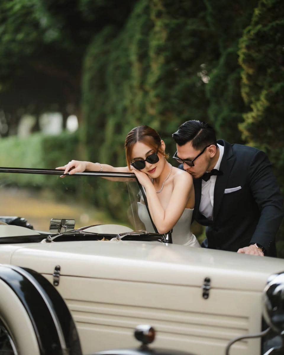 Jerry dan Fani MCI berpose mesra dalam sesi foto prewedding yang menjadi inspirasi pemotretan pasangan.