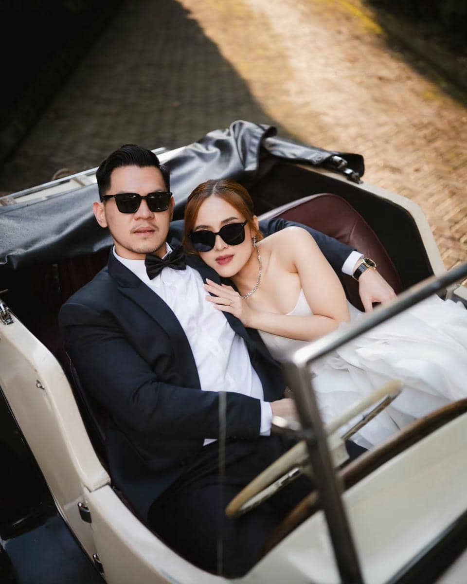 Jerry dan Fani MCI menjalani sesi foto prewedding dengan gaya romantis sebagai inspirasi pemotretan pasangan.