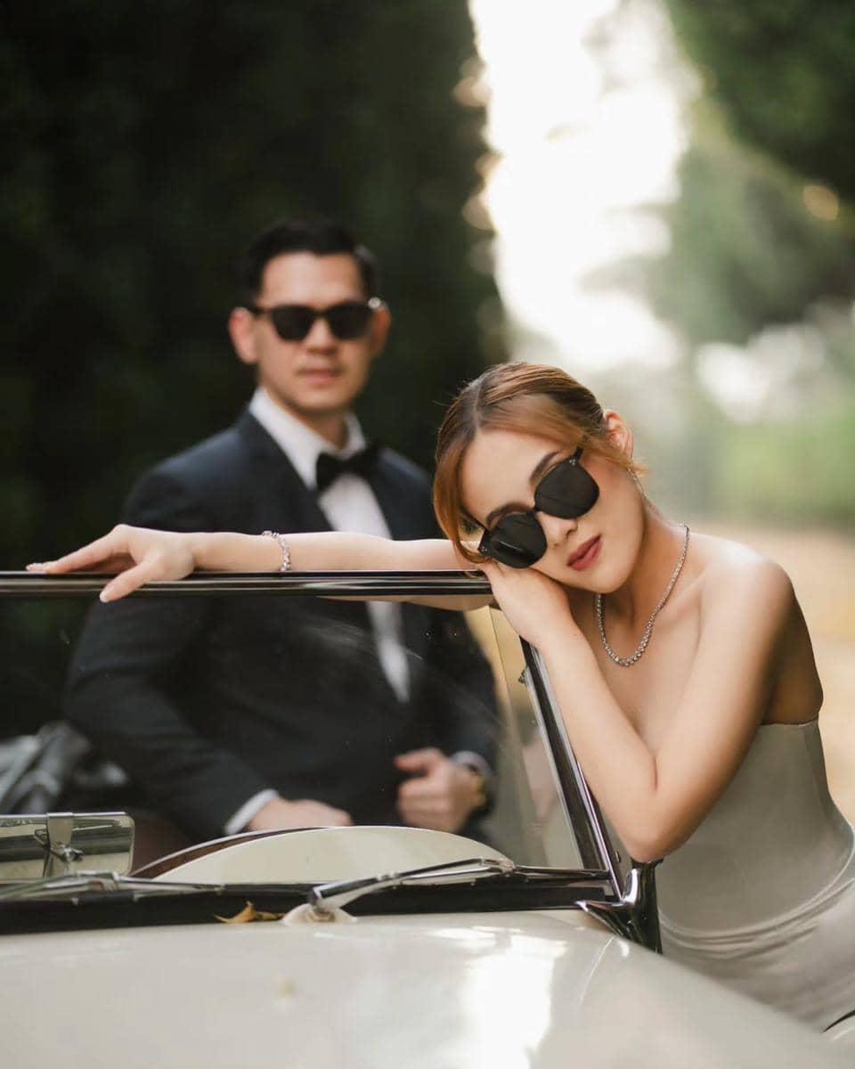 Jerry dan Fani MCI berpose mesra dalam sesi foto prewedding, menjadi inspirasi gaya pemotretan pasangan.