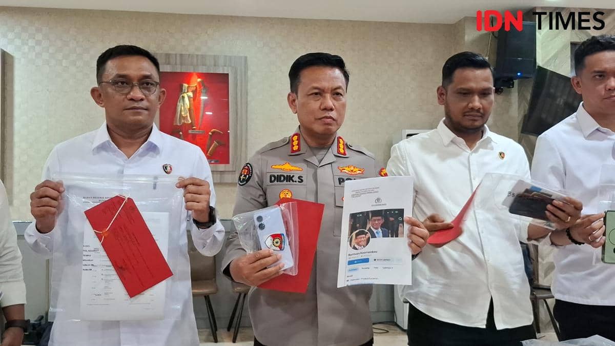 Polda Sulsel merilis hasil penangkapan 22 tersangka penipuan atau passobis, Senin (7/9/2026). IDN Times/Darsil Yahya