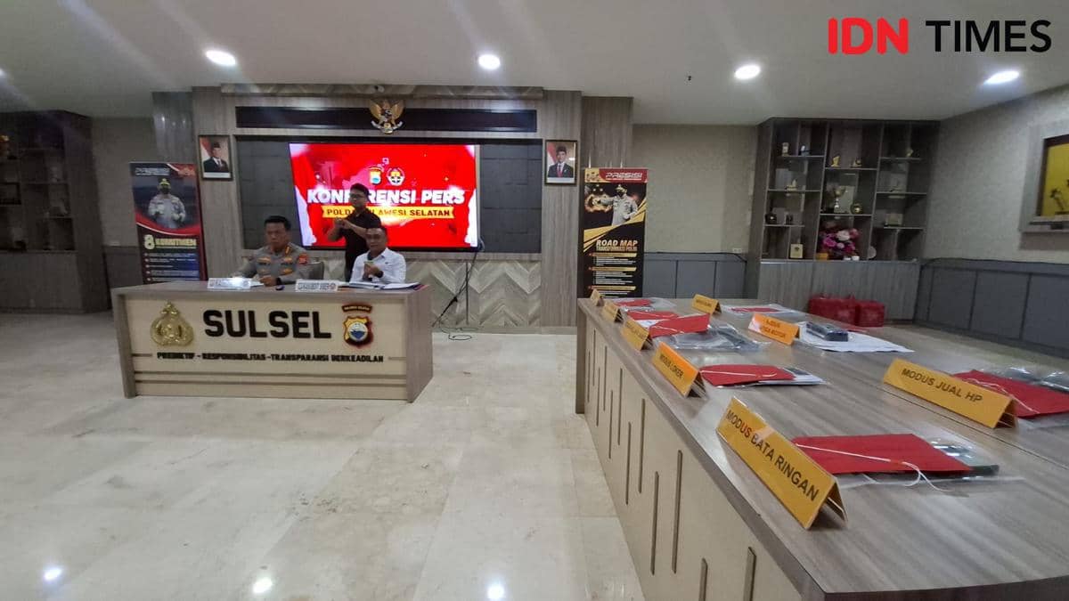 Polda Sulsel merilis hasil penangkapan 22 tersangka penipuan atau passobis, Senin (7/9/2026). IDN Times/Darsil Yahya