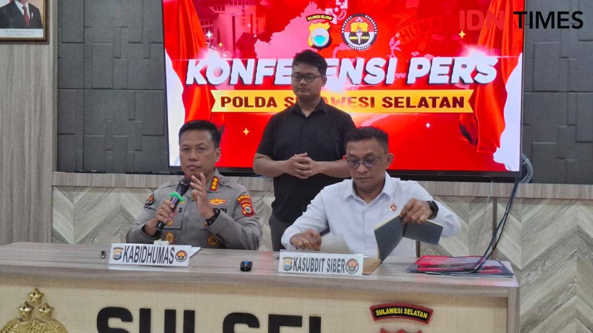 Polda Sulsel merilis hasil penangkapan 22 tersangka penipuan atau passobis, Senin (7/9/2026). IDN Times/Darsil Yahya