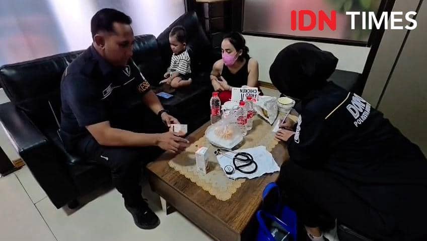 Ibu dan anak balita berada di Bandara Soekarno-Hatta setelah terlantar dua hari akibat penutupan karena abu vulkanik.