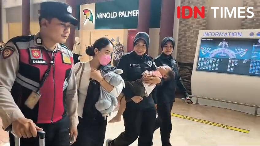 Seorang ibu bersama anak balita terlantar selama dua hari di Bandara Soekarno-Hatta akibat penutupan karena abu vulkanik.