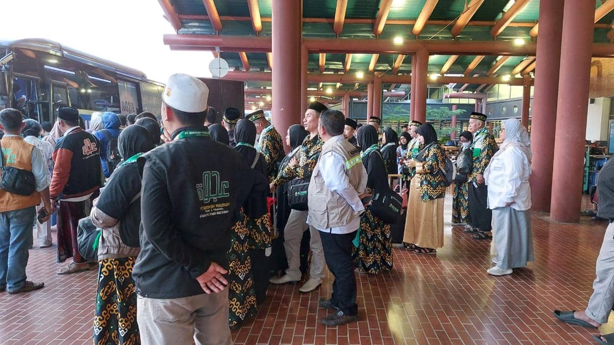 Penutupan sementara dan gangguan operasional di Bandara Internasional Soekarno-Hatta (Soetta) akibat sebaran abu vulkanik letusan Gunung Ana